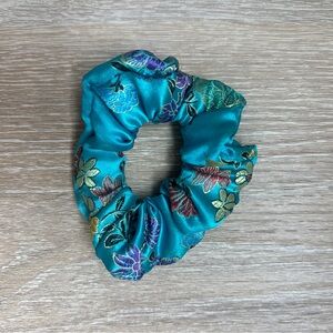 Vintage Turquoise Blue Japanese Floral Scrunchie NWOT